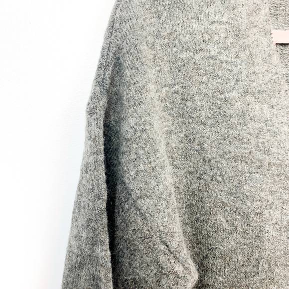 Cynthia Rowley Short Sleeve V-Neck Gray Sweater - Picture 5 of 9